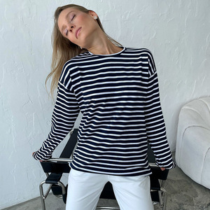 Maglietta Casual <span class=keywords><strong>a</strong></span> maniche lunghe in cotone all'ingrosso t-Shirt <span class=keywords><strong>a</strong></span> <span class=keywords><strong>righe</strong></span> da donna classica semplice t-Shirt autunno 2023 abbigliamento donna - Product Image 4