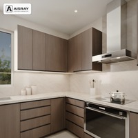 Meuble de cuisine moderne en chêne blanc en U avec portes en dalles teintées fumées et options de rangement coulissantes