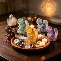 Sculpture d'ange agenouillé en résine en gros avec éclats de cristal multicolores, ornement décoratif de table en pierres précieuses de chérubin