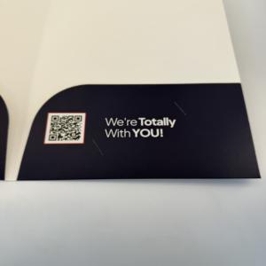 Carpeta de Presentación Personalizada A4 con Sobre para Empresa y Diseño de Propuesta de Una Página Dorada, Impresa en Offset, Papel Couché - Product Image 4