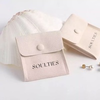 Pochette carrée anti-poussière en daim tendance avec bouton 8*8cm pour le rangement de bijoux