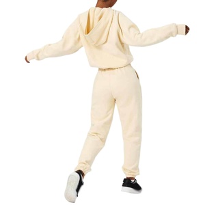 Ensemble de sweat-shirt pour femmes avec pantalon de jogging - Sweat-shirt et pantalon de survêtement de poids moyen, ensemble personnalisé, coupe ample pour femmes - Product Image 6