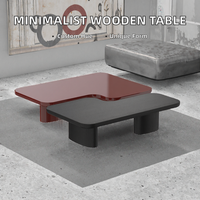 Ensemble de tables basses sur mesure en bois peint moderne et durable, avec dessus arrondis superposés, pour salon design, pour projet de villa de luxe en Pologne