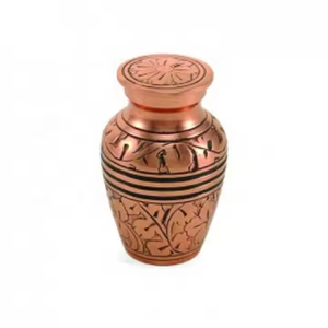 Urna de recuerdo de cremación de latón personalizada de alta calidad Acabado de peltre clásico Diseño grabado Suministro funerario - Product Image 1