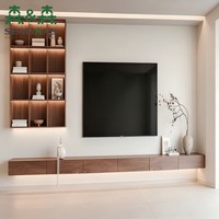 Meuble TV mural crème avec niche TV doublée de bois, étagères ouvertes et unité de rangement basse avec tiroirs pour salon