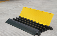 Protecteur de câble robuste à 3 canaux, base en PU, revêtement en LDPE pour la protection des câbles piétonniers lors d'événements