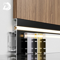 Plinthe LED moderne en aluminium léger, pour une utilisation dans les immeubles de bureaux, les écoles et les centres commerciaux comme plinthes lumineuses