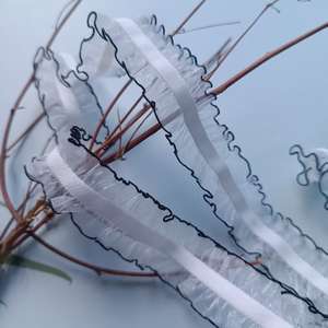 أقمشة أورجانزا عالية الجودة مع كشكشة مزدوجة الجانب من التول الأبيض وحواف دانتيل مخملية ملونة، حواف دانتيل بلون واحد. - Product Image 3