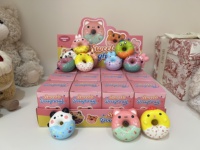 Boîte mystère de jouets squishy à thèmes variés, directement de l'usine, approvisionnement en gros, faible MOQ, personnalisation OEM pour les grossistes