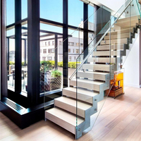 Escalier intérieur à profil mince en acier zig-zag, à ligne droite, avec marches en bois massif sans contremarches