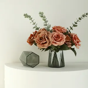 현대 간단한 럭셔리 북유럽 디자인 유리 꽃병 홈 탁상 장식 붕규산 재료 도매 공장 가격
