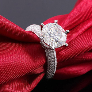 Elegante Anello con Zirconi Incastonati a Griffe per Donne, Gioiello da Dito Trendy e Vistoso - Product Image 3