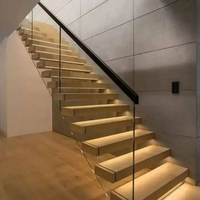 Escalier mural flottant en bois massif avec marches LED 110V et garde-corps en verre, populaire sur CBMmart aux États-Unis