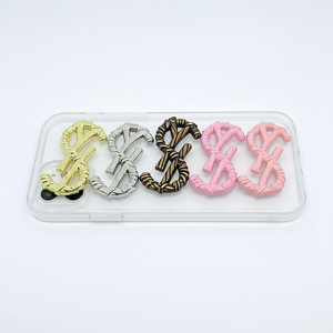 Ciondoli per custodie di cellulari, per artigianato fai da te, di lusso, di design, a forma di lettera, rosa baby, in miniatura, in metallo, con logo di marca, decorazione per borse, con retro piatto - Product Image 1