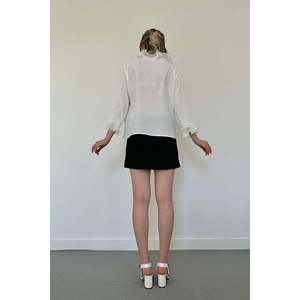 Chemise élégante en mousseline de soie blanche pour femme avec col à volants, style décontracté pour tous les jours - Product Image 1