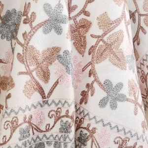 Tùy Chỉnh Thêu Logo Hoa Thiết Kế Polyester Cashmere Mùa Đông Khăn Ấm Pashmina Cổ Chiếc Khăn Phụ Nữ Tua Khăn Choàng Cho Phụ Nữ - Product Image 3