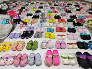 Chaussures de jardin pour enfants légèrement défectueuses, assortiment de chaussures de vendeur ambulant, chaussures de seconde qualité, vente en gros en stock - Product Image 1