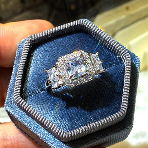 Anillo de Diamantes con Corte Princesa F737 en Oro Blanco para Mujer, Anillo de Compromiso con Diamante Sintético Cultivado en Laboratorio, Diseño Halo - Product Image 2