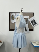 Robe Courte OEM Bleu Clair à Bretelles, Dentelle et Patchwork, Dos Ouvert, Fluide et Plissée en Mousseline, Idéale pour les Vacances d'Été à la Plage, Couleur Personnalisable