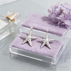 Boucles d'oreilles clous en or 14K rempli, design queue de poisson lignes simples, moissanite VVS GRA taille ronde, bijoux pour femme au quotidien - Product Image 2