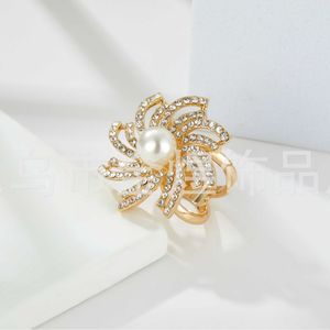 Clip de foulard en perles d'eau douce et strass pour femme, broche de soirée en alliage de zinc sertie de strass SK007 - Product Image 1
