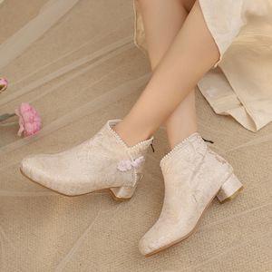 Botas de tacón cuadrado con lazo rojo 2026: Novedad para atuendos femeninos tradicionales y ocasiones de ceremonia de boda. Botas de moda. - Product Image 4