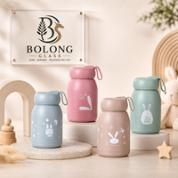 Bouteille en verre cylindrique personnalisée avec logo, 100 pièces en gros, 320 ml (10,8 oz), motif lapin mignon, bouchon à vis, manchon en silicone, écologique et portable