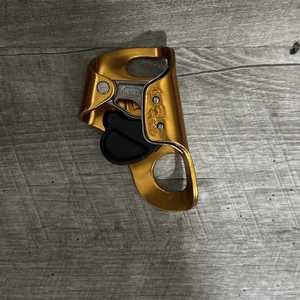 Ascendedor PETZL con Agarre de Cuerda, Pantalla LCD y Mango Ergonómico de 24VDC para Montañismo - Product Image 4