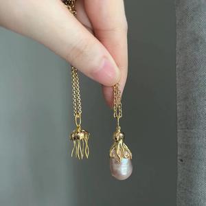 Collana con Ciondolo a Forma di Polpo e Medusa della Collezione <span class=keywords><strong>Mondo</strong></span> Sottomarino. Collana con Perle Naturali in Stile Barocco - Product Image 4