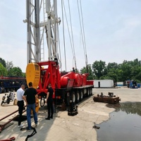 Nouvel équipement de champ pétrolier remis à neuf : Camion de réparation de puits monté sur châssis avec moteur diesel XJ650, pompe de levage à crochet de 65 tonnes pour puits pétroliers