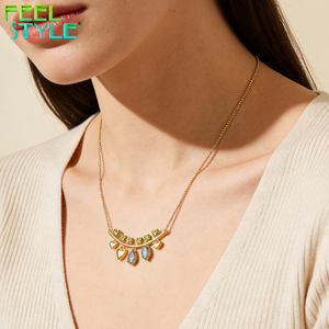 Collar Boho Chic con Barra Curva Chapada en Oro, Colgantes de Corazón y Lágrima de Circonia Cúbica, Collar Largo en Capas - Product Image 1