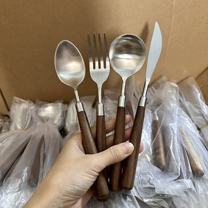 Sáng Tạo 304 Thép Không Gỉ Thiết Lập Dao Kéo Trang Trí Óc Chó Gỗ Xử Lý Phương Tây Nhà Hàng Ăn Muỗng - Product Image 1