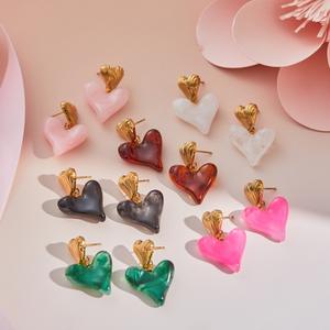 Pendientes grandes con forma de corazón estilo vintage, estilo Hong Kong, accesorios de resina modernos y sencillos para la primavera de 2026. - Product Image 1