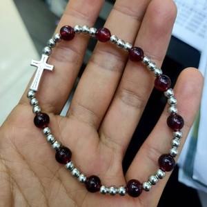 สร้อยข้อมือลูกปัดอเมทิสต์พร้อมจี้รูปกางเขน เชือกยางยืดสีม่วงและสีแดง เครื่องประดับทางศาสนาสำหรับทุกเพศ เหมาะสำหรับพิธีต่างๆ - Product Image 5
