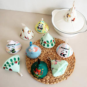 Couvre-couvercle triangulaire en polyester, dessin animé mignon, accessoire de cuisine isolant thermiquement pour casseroles en fonte émaillée - Product Image 4