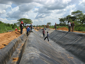 วัสดุโพลีเอทิลีนที่ทนทานเกรดอุตสาหกรรม HDPE geomembrane สำหรับการออกแบบกลางแจ้ง/ในร่มสำหรับบ่อน้ำเขื่อนสวนสาธารณะบ่อ<span class=keywords><strong>ปลา</strong></span> - Product Image 6
