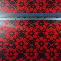 Tapis en gazon artificiel à motif floral rouge, base noire, design floral, gazon synthétique décoratif pour la décoration des sols