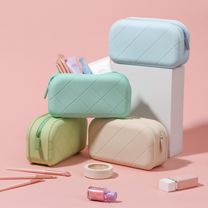 Sac cosmétique en silicone en gros, trousse de maquillage étanche avec fermeture éclair, pochette de voyage pour articles de toilette, pochette promotionnelle avec logo personnalisé - Product Image 1