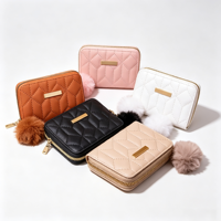 Dompet Wanita Pendek Kecil PU Resleting Portabel 2024 Baru Berlian Quilted Bordir Pelat Besi Gantungan Bulu Bola Koin Poliester