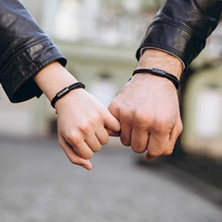 Op maat gemaakt handgeweven leren armband voor heren en dames, laser gegraveerd roestvrij staal, zwart, goud, zilver, verstelbaar, paar sieraden