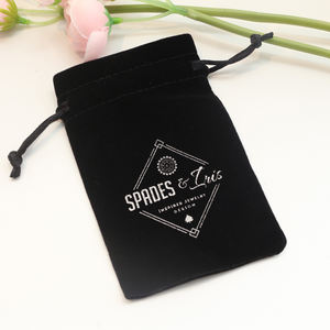 ถุงกำมะหยี่สีดำพิมพ์โลโก้ตามสั่ง ถุงใส่เครื่องประดับแบบมีเชือกผูก ขนาดเล็ก สำหรับใส่กำไล สร้อยข้อมือ แหวน ต่างหู - Product Image 3