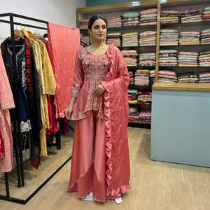 VISHNU K DESIGNS Traje de Fiesta Vintage para Mujer con Top, Pantalón, Dupatta y Bordado de Lentejuelas de Seda Rangoli de Secado Rápido - Product Image 1