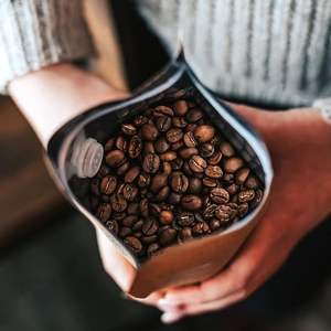 Bolsas de café de PE personalizables directas de fábrica con válvulas de ventilación y desgasificación Capacidad de 250g para uso alimentario HCPACK - Product Image 1