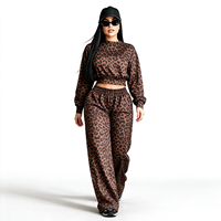 Ensemble cargo streetwear pour femme avec logo personnalisé, haut à manches longues à fermeture éclair et col à revers, pantalon cargo multi-poches avec cordon de serrage, tenue tendance en 2 pièces