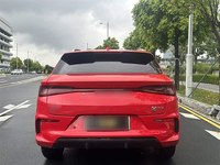 Voiture électrique d'occasion BYD E2 rouge, véhicule à énergie nouvelle, charge rapide, longue autonomie, modèle 2020, prix abordable.