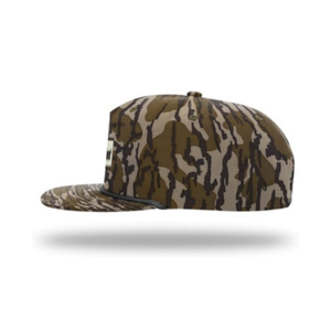 Sombrero de camionero de ala plana de 5 paneles de camuflaje no estructurado de alta calidad OEM 256, sombrero deportivo de cuerda con logotipo de Parche de goma personalizado - Product Image 3