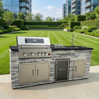 Îlot de cuisine extérieur en pierre culturelle sur mesure avec barbecue à gaz, évier de lavage des mains, refroidisseur de boissons, cuisine de fête extérieure