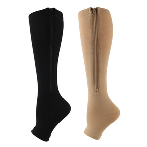 Calcetines de compresión hasta la rodilla con diseño de cremallera para correr, soporte para correr, material de nailon de color sólido, color carne oscuro - Product Image 1