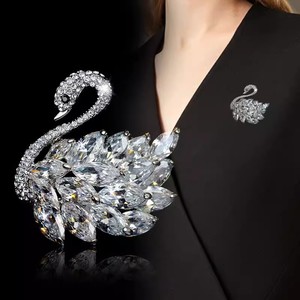 Exquisito broche de cisne de alta gama para mujer, con cristales, diseño de moda, accesorio de nicho para traje. - Product Image 4