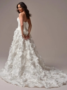Robe de mariée personnalisable, dernière collection 2025, avec jupe ample, bustier blanc et décorations florales 3D, corset ajusté - Product Image 6